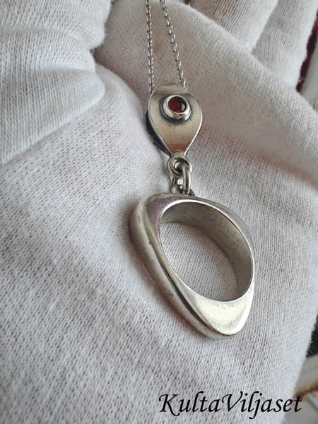 Hanna-sormus/riipus hopeaketjulla, Kalevala Koru