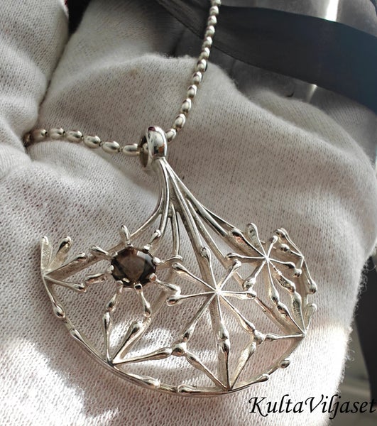 Naisen &auml;&auml;ni kaulakoru, Kalevala Koru