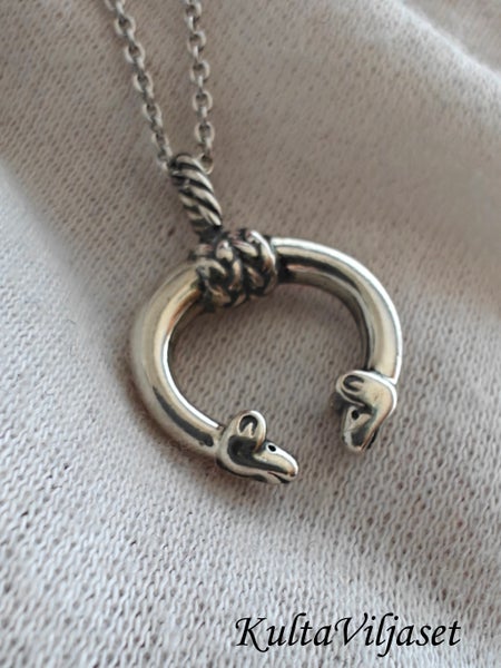 Hirvenp&auml;&auml; pieni riipuskoru, Kalevala Koru