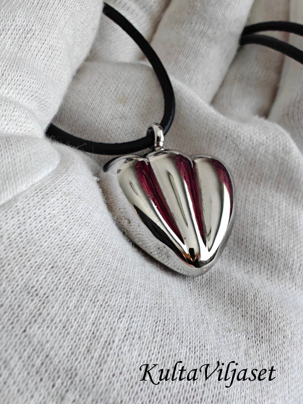 Usko toivo rakkaus -riipus, Risto Matti Ratia